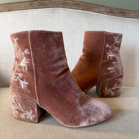 Kenneth Cole Shoes - Kenneth Cole Size 9.5 Renna Pink Velvet Ankle Boots with White Floral Embroidery